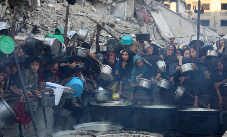 "معركة الطحين" في غزة: مشاهد صادمة تكشف حجم المجاعة وتزايد الضحايا 1 6