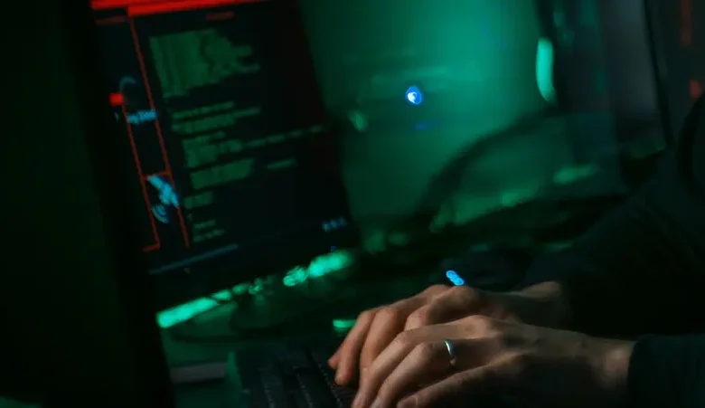 احذر "الرجل في المنتصف".. تحذيرات إماراتية من مخاطر شبكات الإنترنت المفتوحة 1 23 9