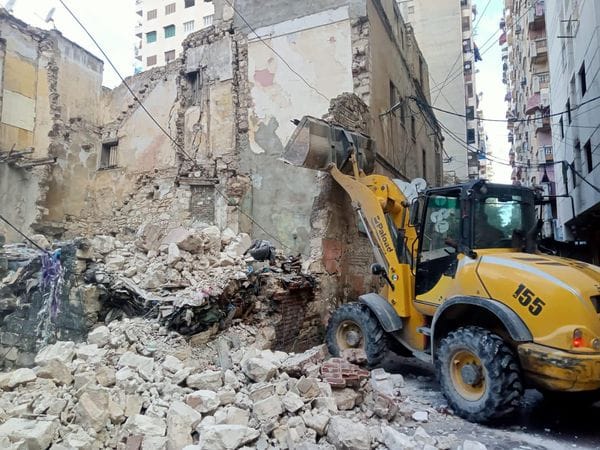 ارتفاع ضحايا انهيار عقار الزقازيق إلى 6 وفيات و6 إصابات 1 24 9