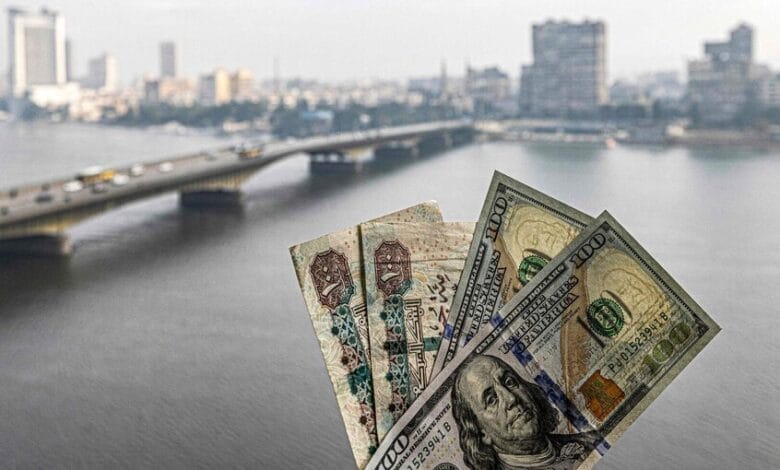 مصر ترفع قيمة الجنيه أمام الدولار بنسبة 2.6% 1 77 3