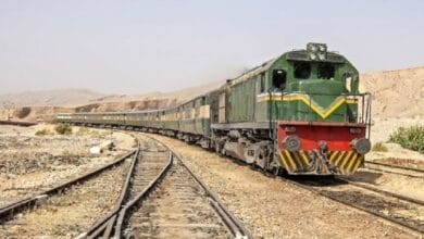 انفجار عبوة ناسفة يُخرج قطارًا عن مساره في باكستان 2 99