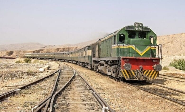 انفجار عبوة ناسفة يُخرج قطارًا عن مساره في باكستان 1 99
