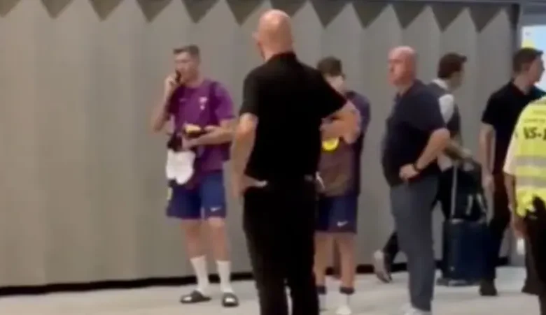 بسبب "كامب نو".. تفاصيل خروج لاعبي برشلونة من ملعبهم الصغير عقب فوز كبير 1 22 12