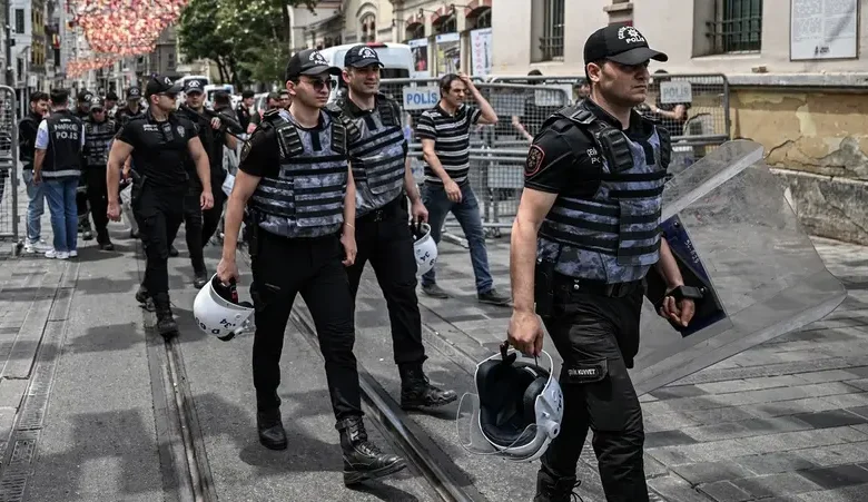 "بدافع الانتقام".. مقتل شرطيين في تركيا على يد مراهق أطلق سراحه قبل أيام 1 3 7