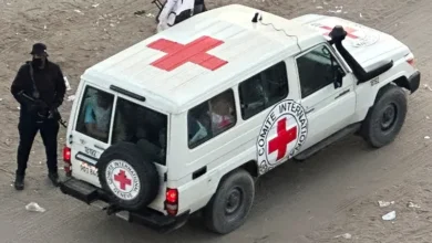 جثث الرهائن.. حماس تُعلل تأخير التسليم بصعوبة العثور، وإسرائيل تصفه بـ"الانتهاك الصارخ" وتلوّح بوقف المساعدات 3 1 9