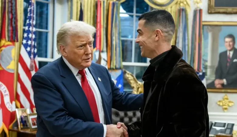🤝 بعد لقائه بالوفد السعودي: ترامب يحتفي برونالدو بفيديو ساخر مولّد بالـ AI ويصفه بـ "الذكي والرائع" 1 7 17