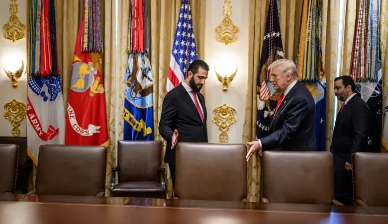 ترامب يصف الرئيس الشرع بـ "القائد القوي" ويمنحه قبعة MAGA الرمزية في زيارة تاريخية للبيت الأبيض 1 9 9