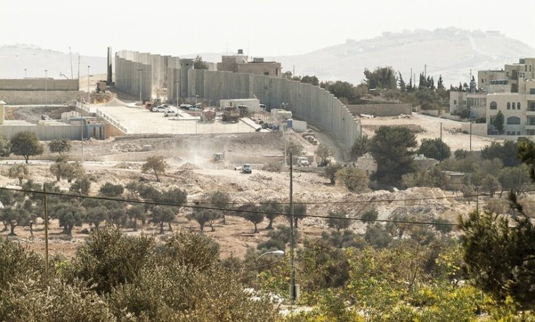 "حرب الوجود شرق القدس": مستوطنون يستبيحون تجمع "أبو النوار" البدوي وتحذيرات من موجة تهجير قسري مطلع 2026 تحت غطاء عسكري إسرائيلي. 1 697f18b24c59b7561d1f1823