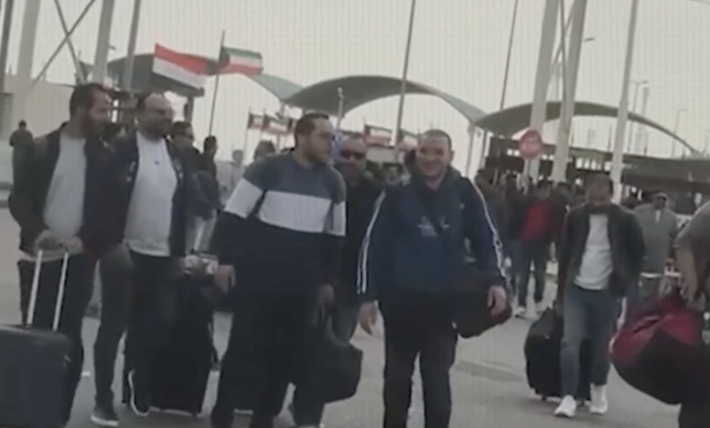"عالقون بين النيران والحدود".. الكويت ترفض استقبال الكوادر النفطية الأجنبية الفارة من قصف البصرة 1 69ac3365423604648140739d