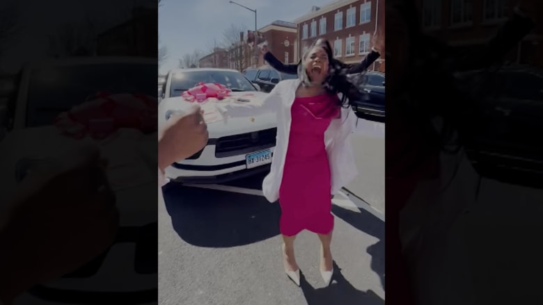 من عاملة نظافة إلى طبيبة تخدير .. رحلة كفاح ملهمة لامرأة أمريكية في المستشفى الذي شهد ولادتها 1 328538