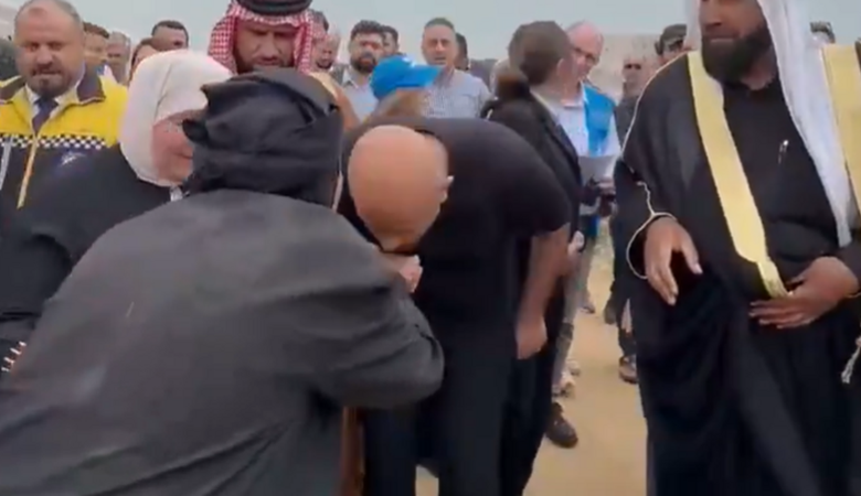 مشهد إنساني يتصدر منصات التواصل وزير الطوارئ السوري يُقبل يد مسنة في مخيمات إدلب 1 c390741f d23c 487d a96d 2ef54233e6fc 16x9 1200x676