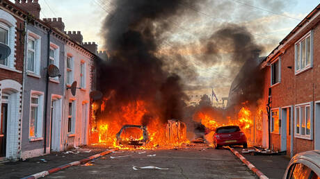 أعمال شغب في بلفاست بعد هجوم طعن 1 d8a3d8b9d985d8a7d984 d8b4d8bad8a8 d981d98a d8a8d984d981d8a7d8b3d8aa d8a8d8b9d8af d987d8acd988d985 d8b7d8b9d986