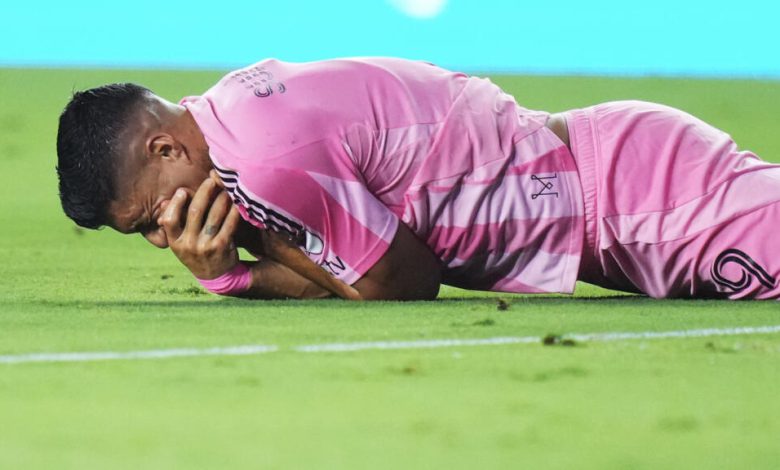 شغب الملاعب: لحظات جنون كادت تعصف بتاريخ كرة القدم 1 d8b4d8bad8a8 d8a7d984d985d984d8a7d8b9d8a8 d984d8add8b8d8a7d8aa d8acd986d988d986 d983d8a7d8afd8aa d8aad8b9d8b5d981 d8a8d8aad8a7d8b1d98a