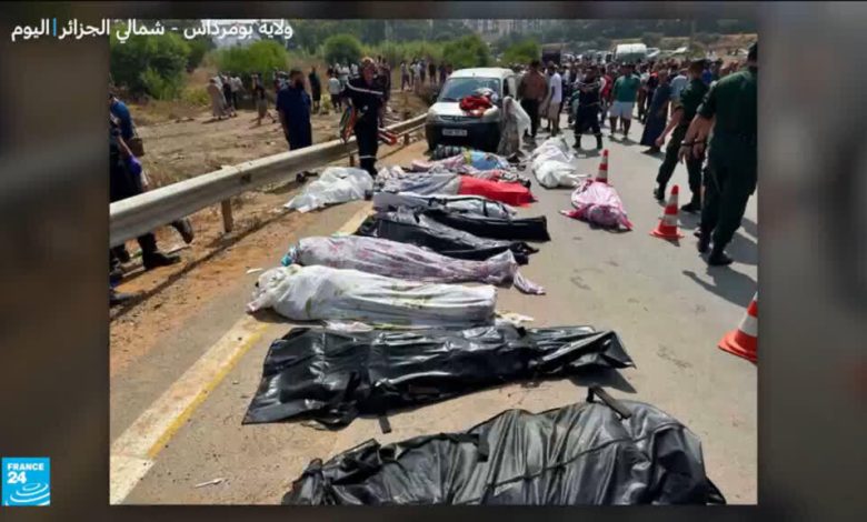 انقلاب حافلة شرق الجزائر يودي بحياة 25 شخصاً 1 d8a7d986d982d984d8a7d8a8 d8add8a7d981d984d8a9 d8b4d8b1d982 d8a7d984d8acd8b2d8a7d8a6d8b1 d98ad988d8afd98a d8a8d8add98ad8a7d8a9 25 d8b4