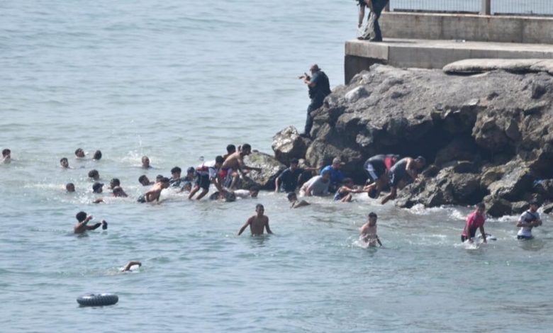 تدفق المهاجرين إلى سبتة: أزمة إنسانية على الحدود المغربية 1 d8aad8afd981d982 d8a7d984d985d987d8a7d8acd8b1d98ad986 d8a5d984d989 d8b3d8a8d8aad8a9 d8a3d8b2d985d8a9 d8a5d986d8b3d8a7d986d98ad8a9 d8b9
