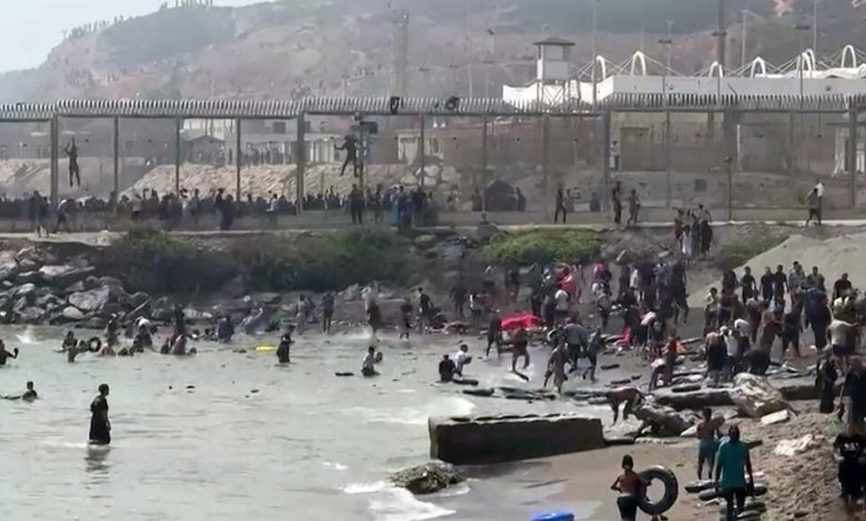 عودة المهاجرين إلى المغرب بعد تدفقهم إلى سبتة 1 d8b9d988d8afd8a9 d8a7d984d985d987d8a7d8acd8b1d98ad986 d8a5d984d989 d8a7d984d985d8bad8b1d8a8 d8a8d8b9d8af d8aad8afd981d982d987d985 d8a5