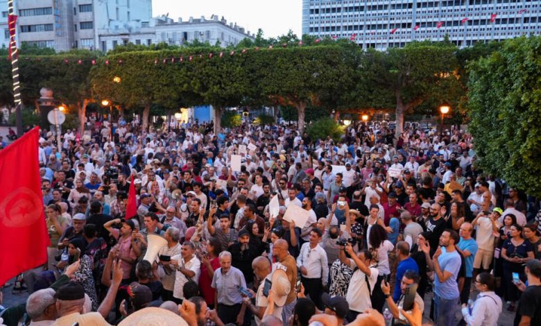 مئات المتظاهرين في تونس ينددون بانقطاع الكهرباء والمياه 1 d985d8a6d8a7d8aa d8a7d984d985d8aad8b8d8a7d987d8b1d98ad986 d981d98a d8aad988d986d8b3 d98ad986d8afd8afd988d986 d8a8d8a7d986d982d8b7d8a7