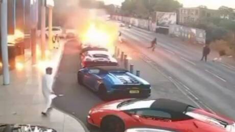 ملثمون يهاجمون سيارات فارهة في بريطانيا بقنابل حارقة 1 d985d984d8abd985d988d986 d98ad987d8a7d8acd985d988d986 d8b3d98ad8a7d8b1d8a7d8aa d981d8a7d8b1d987d8a9 d981d98a d8a8d8b1d98ad8b7d8a7d986